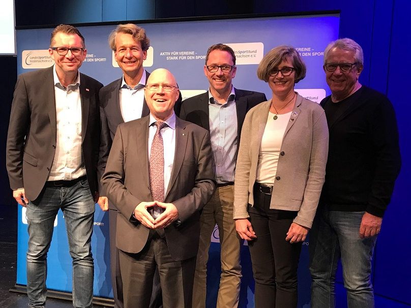 Die Delegation des KreisSportBund Hildesheim e.V. beim 43. Landessporttag in Osnabrück gemeinsam mit dem Präsidenten Prof. Dr. Wolf Rüdiger Umbach (Mitte-vorne): von links nach rechts: Dennis Münter, Frank Wodsack, Volker Senftleben, Mechtild Lange-Rössig, Claus Peter Elfers